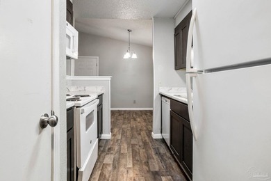 Beautiful, renovated 2 bedroom, 2 bath condo with a balcony! - photo 10