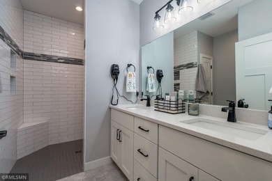 Charming 3-bedroom, 2-bathroom patio home has a heated 2.5 stall - photo 33