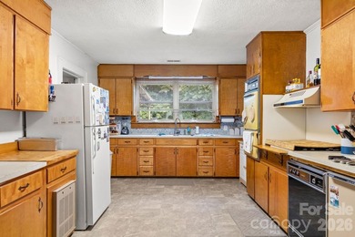 Location, character and charm are all included with this - photo 15