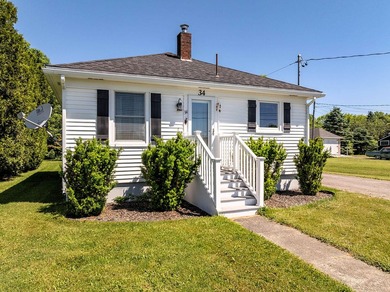 Super cute bungalow in a lovely location. Delightful 1/4 acre - photo 15