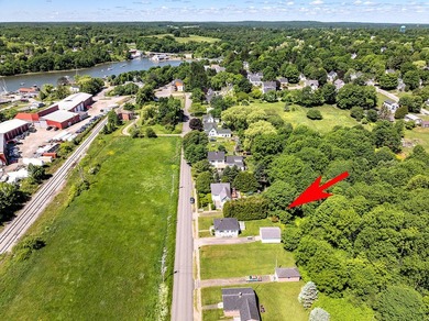 Super cute bungalow in a lovely location. Delightful 1/4 acre - photo 17
