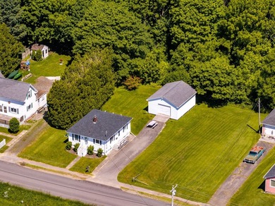 Super cute bungalow in a lovely location. Delightful 1/4 acre - photo 19