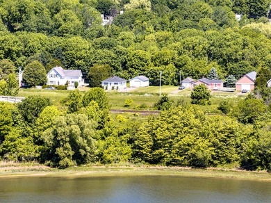 Super cute bungalow in a lovely location. Delightful 1/4 acre - photo 21
