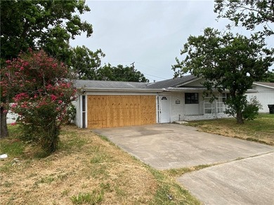 Welcome home to TROPIC PARK subdivision. This three-bedroom two - photo 2