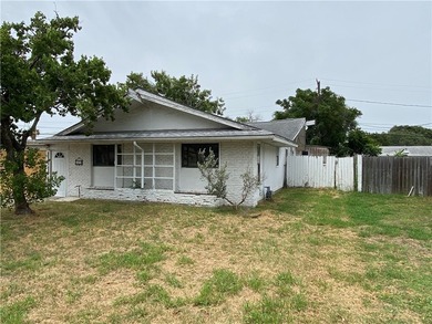 Welcome home to TROPIC PARK subdivision. This three-bedroom two - photo 3