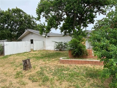 Welcome home to TROPIC PARK subdivision. This three-bedroom two - photo 4