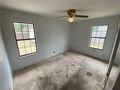 Welcome home to TROPIC PARK subdivision. This three-bedroom two - photo 10