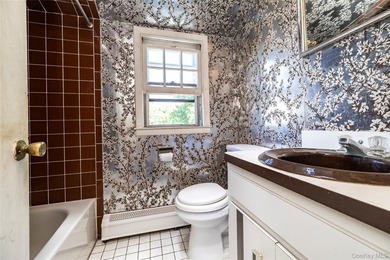 Welcome to this spacious 3-bedroom expanded Cape situated on an - photo 14