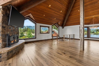 Set on a spectacular peninsula on Echo Lake, this beautifully - photo 14