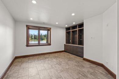 Set on a spectacular peninsula on Echo Lake, this beautifully - photo 38