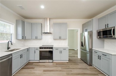Beautifully Renovated 5 Bedroom 3.5 Bath Brick Front Home In The - photo 15