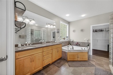 Lakefront, luxury, effortless are the best describing words for - photo 20