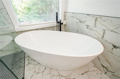 Beautifully Renovated 5 Bedroom 3.5 Bath Brick Front Home In The - photo 31