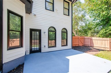 Beautifully Renovated 5 Bedroom 3.5 Bath Brick Front Home In The - photo 45