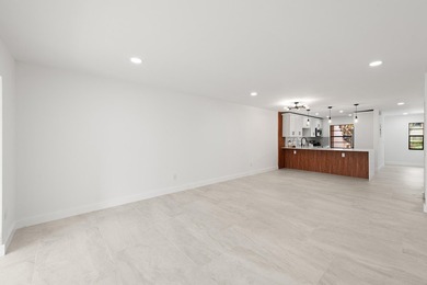Stunning renovated downstairs 2/2 condo overlooking a beautiful - photo 16