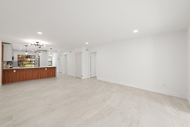 Stunning renovated downstairs 2/2 condo overlooking a beautiful - photo 17