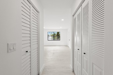 Stunning renovated downstairs 2/2 condo overlooking a beautiful - photo 19