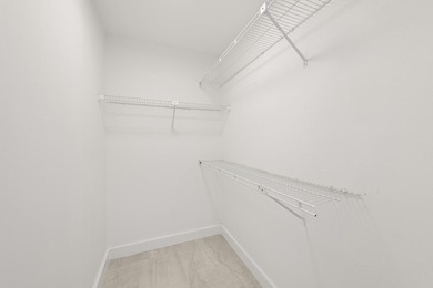 Stunning renovated downstairs 2/2 condo overlooking a beautiful - photo 22