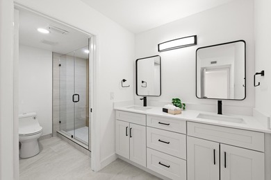 Stunning renovated downstairs 2/2 condo overlooking a beautiful - photo 23