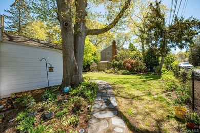 This Nantucket Cape boasts beautiful waterviews overlooking - photo 25