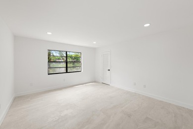 Stunning renovated downstairs 2/2 condo overlooking a beautiful - photo 27