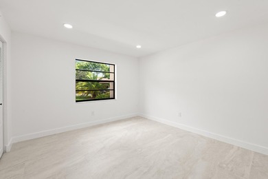 Stunning renovated downstairs 2/2 condo overlooking a beautiful - photo 28