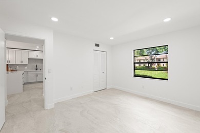 Stunning renovated downstairs 2/2 condo overlooking a beautiful - photo 29