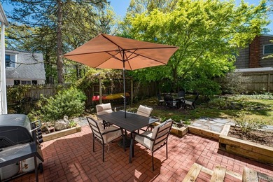 This Nantucket Cape boasts beautiful waterviews overlooking - photo 30