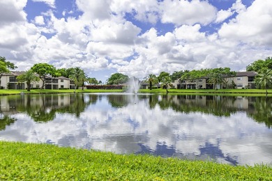Stunning renovated downstairs 2/2 condo overlooking a beautiful - photo 34