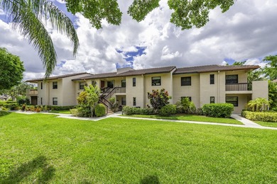 Stunning renovated downstairs 2/2 condo overlooking a beautiful - photo 40
