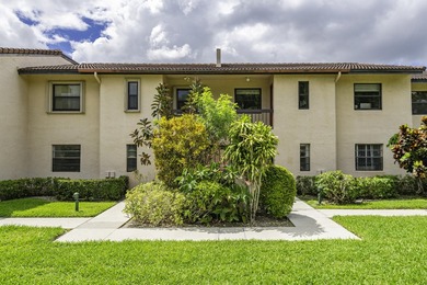 Stunning renovated downstairs 2/2 condo overlooking a beautiful - photo 41