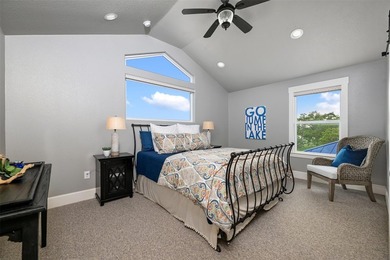Welcome to an exceptional waterfront retreat on the peaceful - photo 19