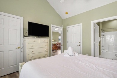 Beautifully furnished top-floor, end-unit 2-bedroom, 2-bath - photo 12