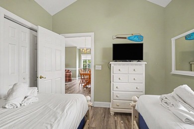 Beautifully furnished top-floor, end-unit 2-bedroom, 2-bath - photo 15