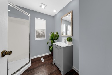 Charming, fully-renovated home on awaits! NEW flooring, NEW - photo 18