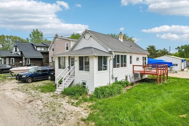 Charming, fully-renovated home on awaits! NEW flooring, NEW - photo 26