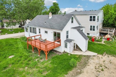 Charming, fully-renovated home on awaits! NEW flooring, NEW - photo 27