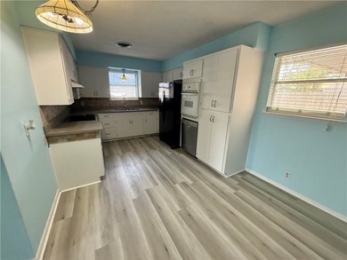 Welcome to this conveniently located 3-bedroom, 2-bath home - photo 5
