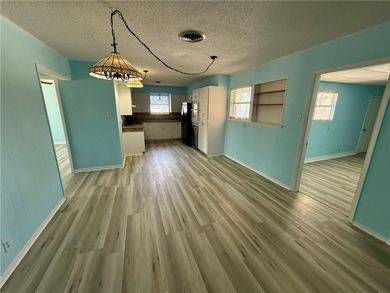 Welcome to this conveniently located 3-bedroom, 2-bath home - photo 6