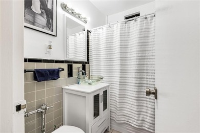 One of the most sought-after buildings of Manhattan Beach!
