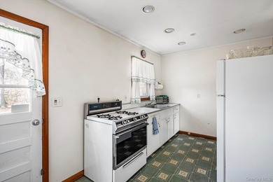 Opportunity knocks in Bellport just outside the Village! This - photo 9