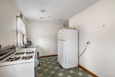 Opportunity knocks in Bellport just outside the Village! This - photo 10