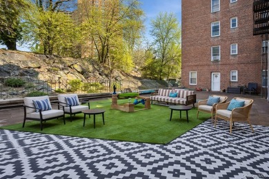 Bright and well-maintained first-floor unit in the desirable - photo 7