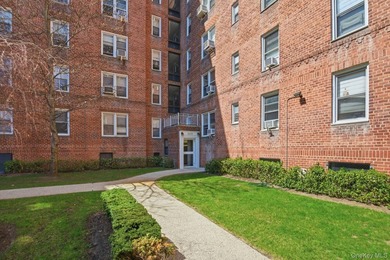Bright and well-maintained first-floor unit in the desirable - photo 9