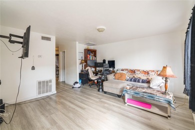 Located in the heart of Orlando, this spacious 2-story - photo 3