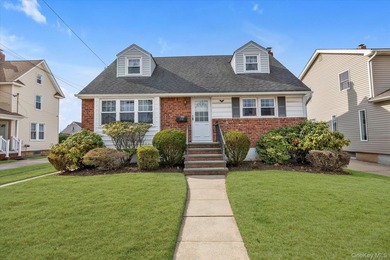Unlock the potential of this solid 4-bedroom, 2-bathroom Cape! - photo 1