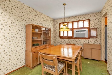 Unlock the potential of this solid 4-bedroom, 2-bathroom Cape! - photo 3