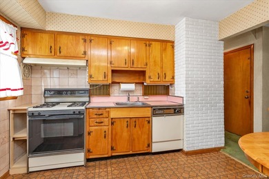 Unlock the potential of this solid 4-bedroom, 2-bathroom Cape! - photo 4