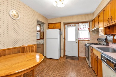 Unlock the potential of this solid 4-bedroom, 2-bathroom Cape! - photo 5