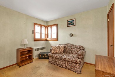 Unlock the potential of this solid 4-bedroom, 2-bathroom Cape! - photo 8
